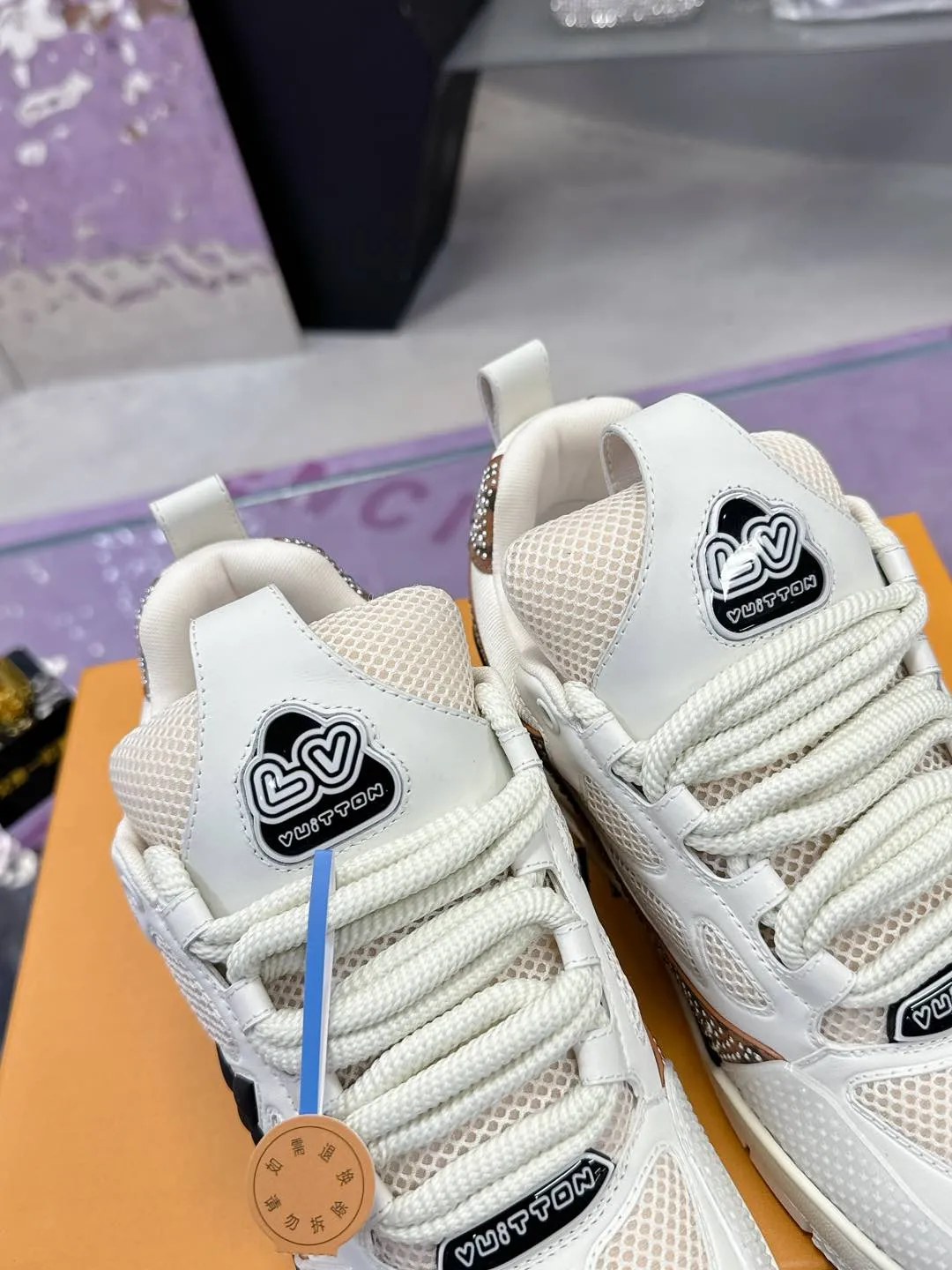 Men's shoes 💰900❤️❤️❤️ 𝙇𝙑 Bread shoes have added new colors 💓 Craftsmanship series 𝟐𝟎𝟐5/𝐒𝐒 𝐧𝐞𝐰 Louis Vuitton catwalk skate shoes are popular, LOUIS VUITTON Trainer is undoubtedly one of the most successful Sneakers launched by luxury brands, but the pace of exploration will not stop. LOUISVUITTON will also bring a new series of skateboard shoes in the spring of 2025. The new series in the picture returns to the 90s Chunky Skate Shoes look and feel. The uppers are made of leather and mesh. The fat silhouette and thick shoelaces are very eye-catching. It is expected to have quite a few colors like the Trainer. Judging from the previous DIOR show skate shoes, this chunky style may be even stronger next year. 💎 Size: Female 35-40 Male 39-46